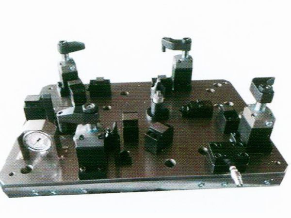 齒輪室(shi)罩(zhao)蓋液壓(ya)裌具